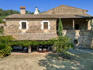 Exclusiva masía renacentista del siglo XVI con mucho terreno en el corazón del Baix Empordà.