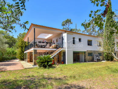 Casa de campo con 11.000 m² de terreno en venta en un bonito lugar entre Begur y Palafrugell