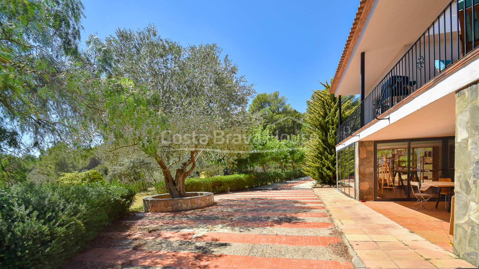 Country house with 11.000 m² of land for sale in a nice place between Begur and Palafrugell