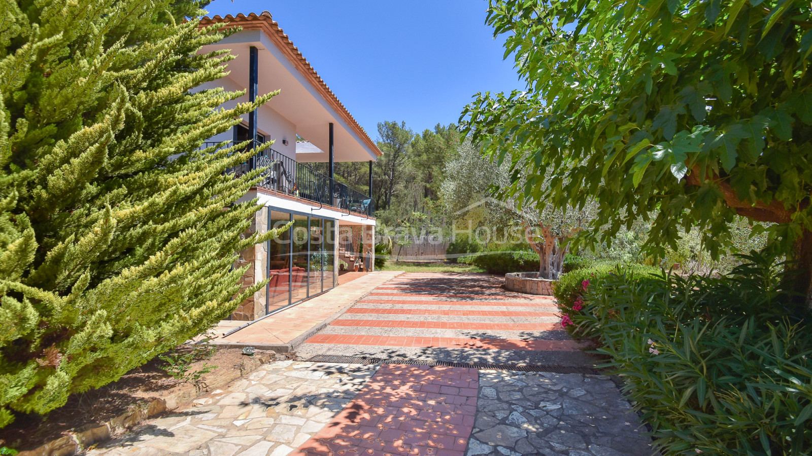 Country house with 11.000 m² of land for sale in a nice place between Begur and Palafrugell