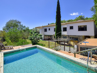 Casa de campo con 11.000 m² de terreno en venta en un bonito lugar entre Begur y Palafrugell