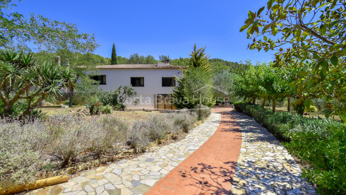 Casa de campo con 11.000 m² de terreno en venta en un bonito lugar entre Begur y Palafrugell