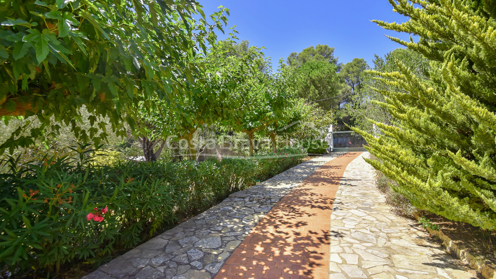 Country house with 11.000 m² of land for sale in a nice place between Begur and Palafrugell