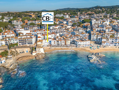 Seafront apartment with tourist license for sale in Calella de Palafrugell