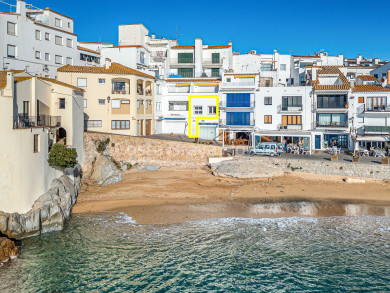 Seafront apartment with tourist license for sale in Calella de Palafrugell