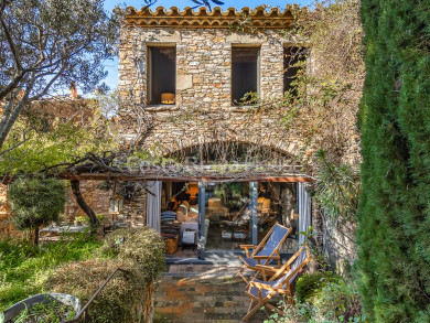 Casa de piedra del siglo XIX reformada en el casco antiguo de Begur, con jardín, piscina y un diseño exclusivo