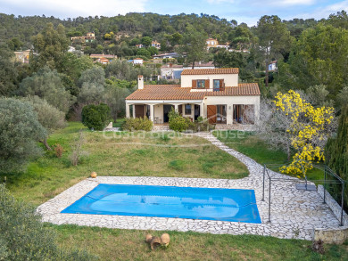 Rustic house with pool and large plot in Vall-llobrega, privacy and nature on the Costa Brava