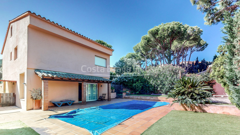 Casa amb piscina i 3 dormitoris en venda a Mont-ras