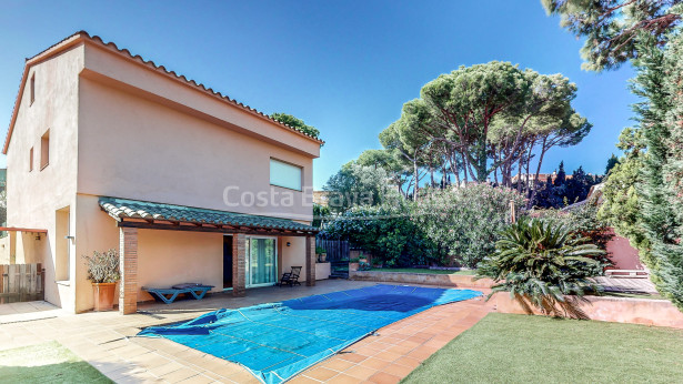 Casa amb piscina i 3 dormitoris en venda a Mont-ras