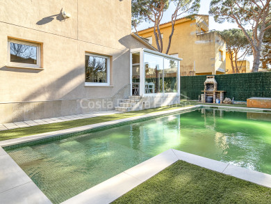 Casa amb piscina en venda a Calella de Palafrugell, a 700 m de la platja i amb jardí privat