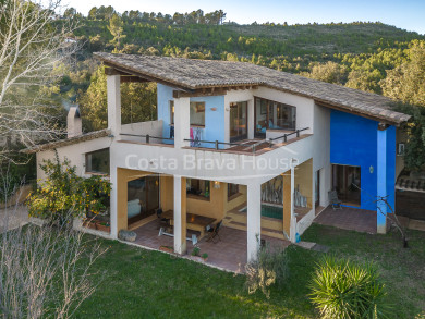 Casa rústica-mediterránea en venta en Foixà, con amplio terreno y vistas al Montgrí y las Medes