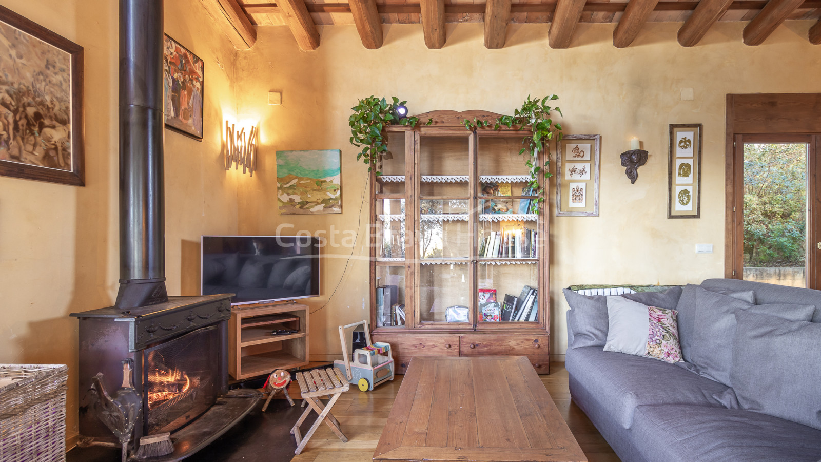 Rustic-Mediterranean house in Foixà Baix Empordà with land and views