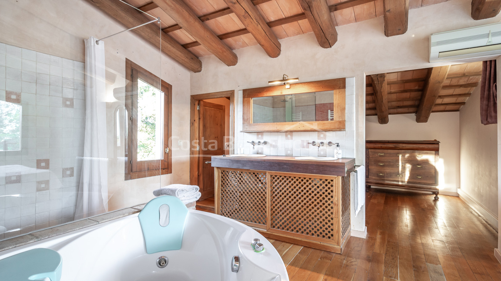 Rustic-Mediterranean house in Foixà Baix Empordà with land and views