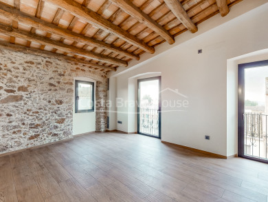 Renovated apartment for sale in Palafrugell: charm, comfort, and style in the historic center