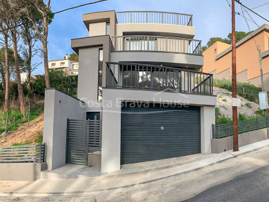 Casa en construcción a unos minutos del centro de Begur y de la playas de la Costa Brava. Lujo y eficiencia.