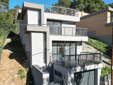 Casa en construcción a unos minutos del centro de Begur y de la playas de la Costa Brava. Lujo y eficiencia.