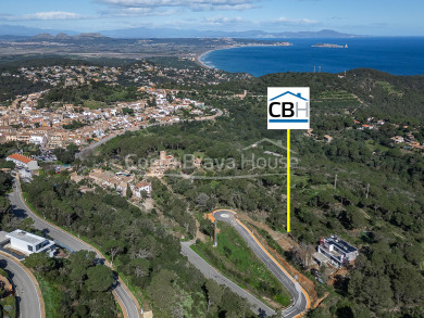 Buildable plot for sale in Begur, residential area near the center and Costa Brava beaches